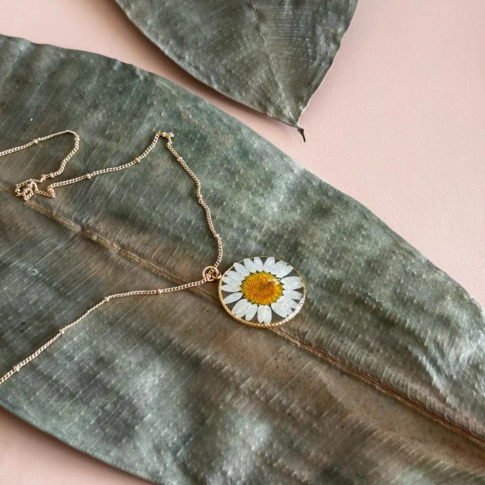 Ожерелье с ромашками и позолоченной цепочкой 18K — фото 3
