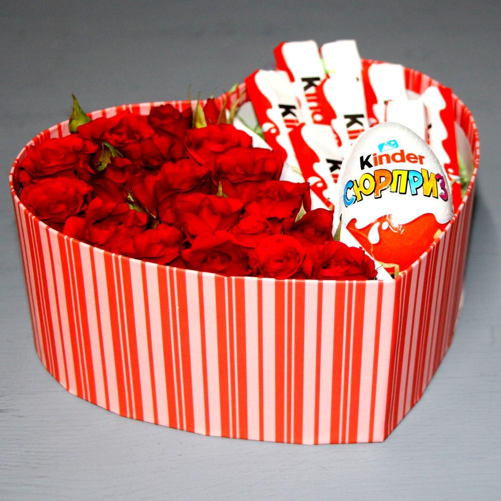 Heart-Shaped Gift Box with Roses and Kinder Chocolates — photo 2