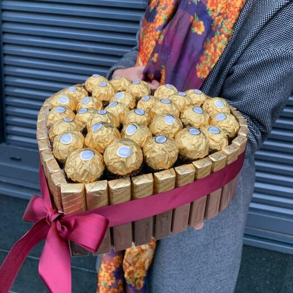 Подарочная коробка в форме сердца с шоколадом Ferrero
