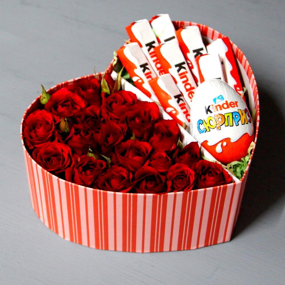 Heart-Shaped Gift Box with Roses and Kinder Chocolates — photo 3