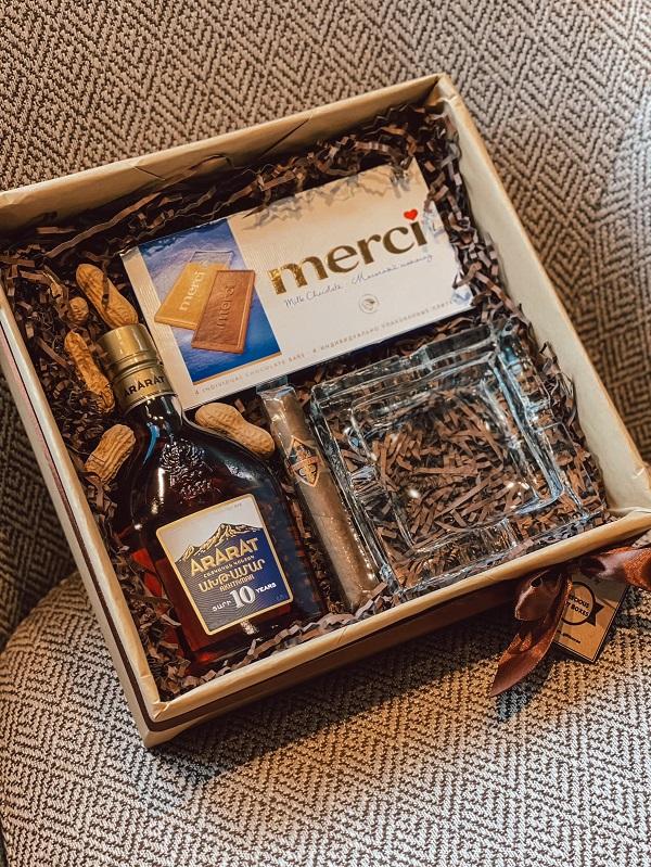 Gift Box with Ararat Cognac and Accessories — photo 2