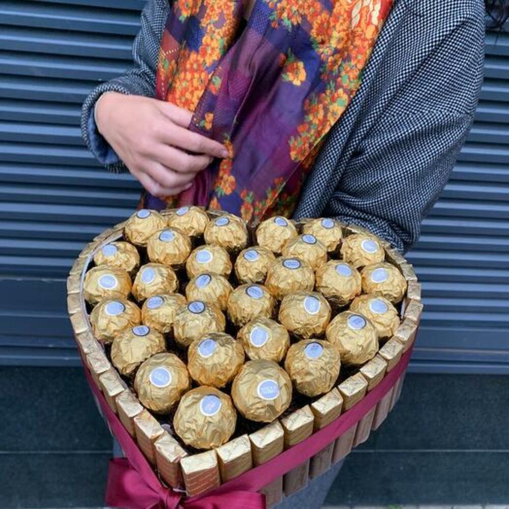 Heart-Shaped Gift Box with Ferrero Chocolates — photo 2