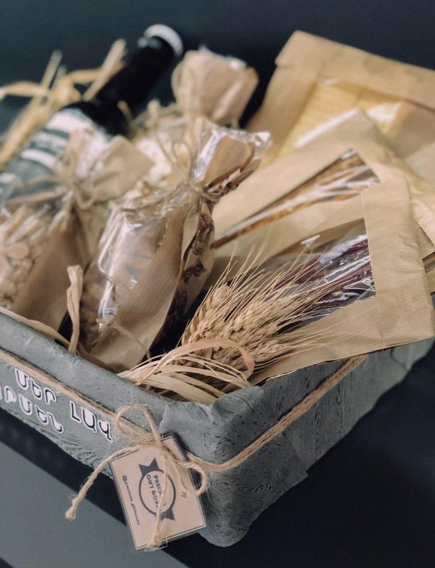 Custom Gift Box 'PRECIOUS' with Snacks and Beer — photo 4