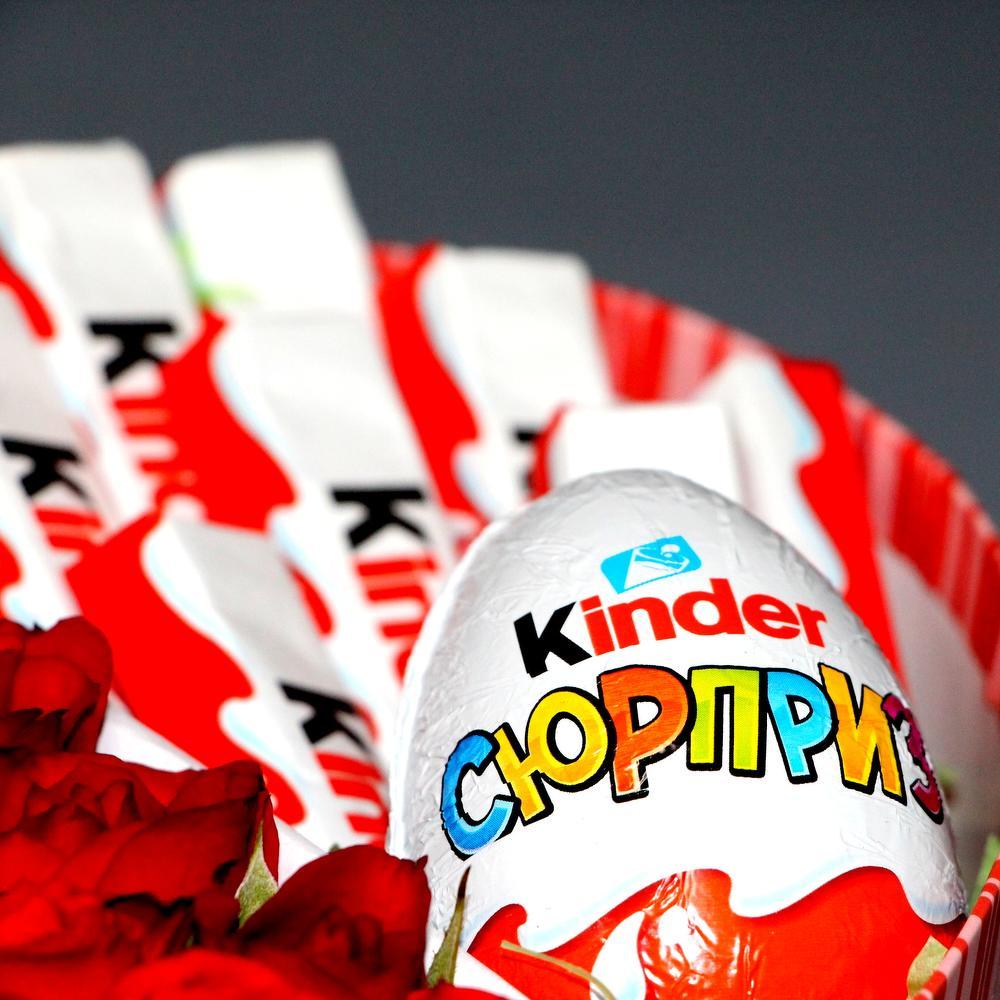 Heart-Shaped Gift Box with Roses and Kinder Chocolates — photo 4