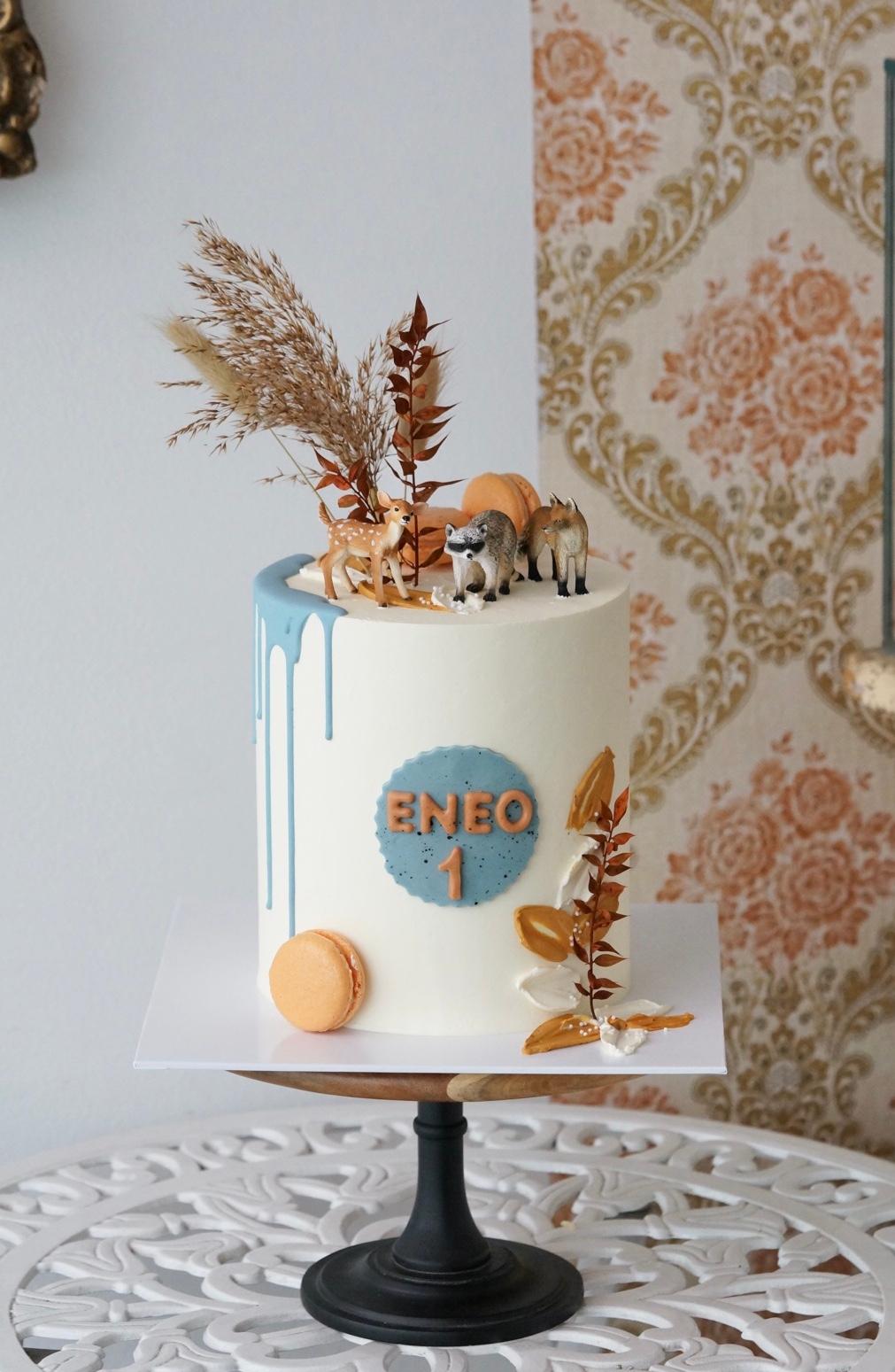 Animal-Themed Birthday Cake with Macarons